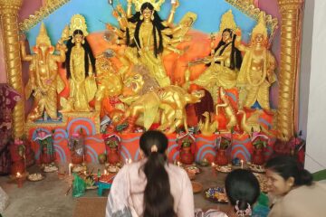 তজুমদ্দিনে উৎসবমুখর পরিবেশে সপ্তমী পূজা উদযাপন